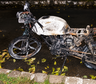 Lo pararon en un control y prendió fuego su propia moto frente a la Policía