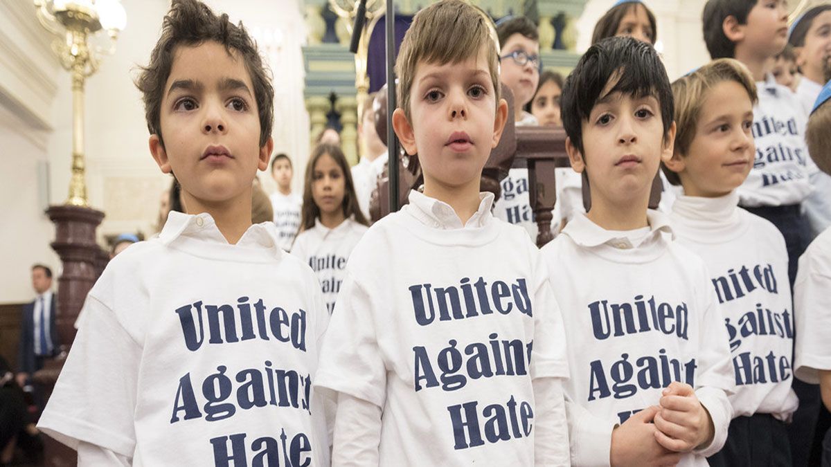 Con la frase “Unidos contra el odio” estampada en sus camisetas