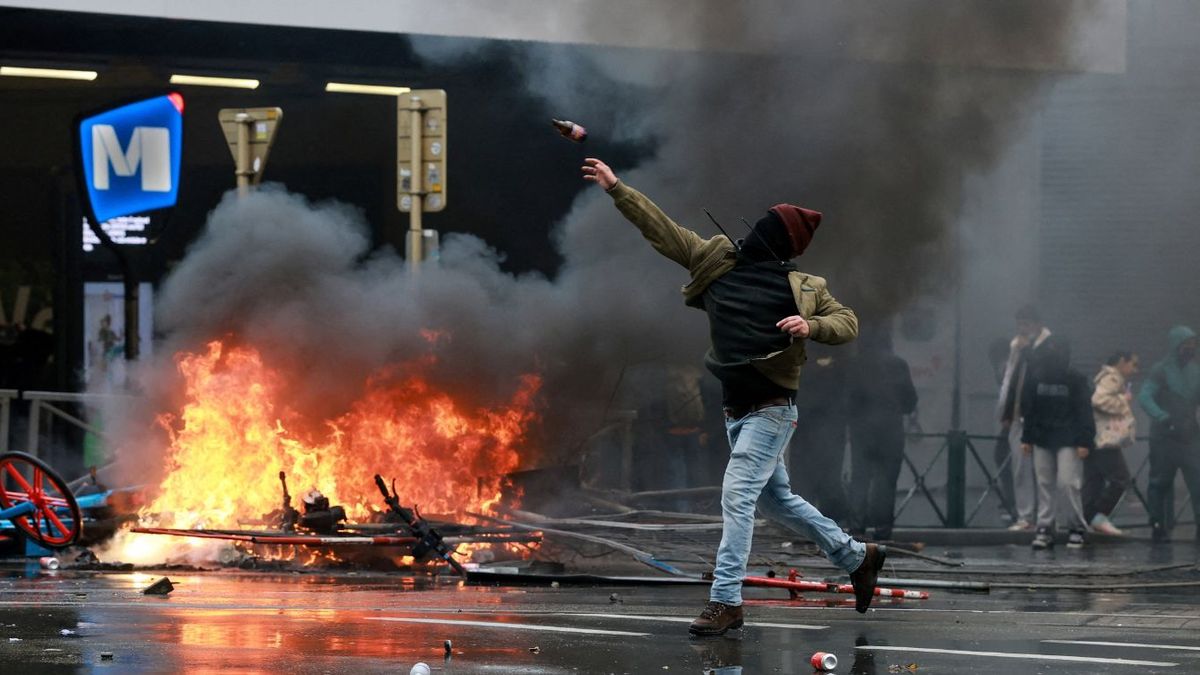 Caos en Bruselas: una protesta contra los recortes termin&oacute; con incendios, enfrentamientos y detenidos. (Foto: Reuters)