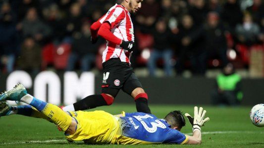 Se complica el ascenso: otro error infantil de Kiko Casilla, el arquero de Bielsa en el Leeds