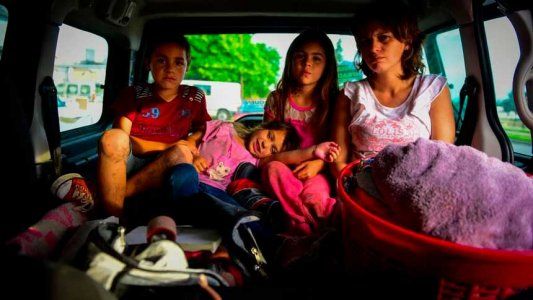 Desempleada y embarazada,  vive con sus 5 hijos en una camioneta porque le usurparon la casa