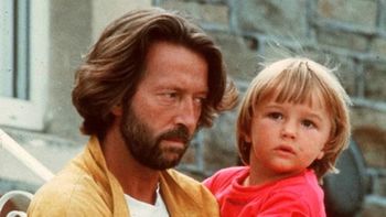 Eric Clapton junto a su hijo Conor, en una de las imágenes más recordadas antes de la tragedia que marcó su vida para siempre. Eric Clapton junto a su hijo Conor, en una de las imágenes más recordadas antes de la tragedia que marcó su vida para siempre.