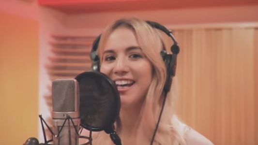 Flor Vigna debutó como cantante junto a un grupo de cumbia