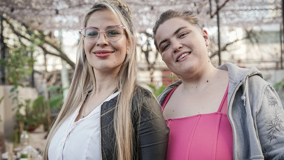 Agobiadas por no llegar a fin de mes, las tres docentes venden fotos y videos  eróticos