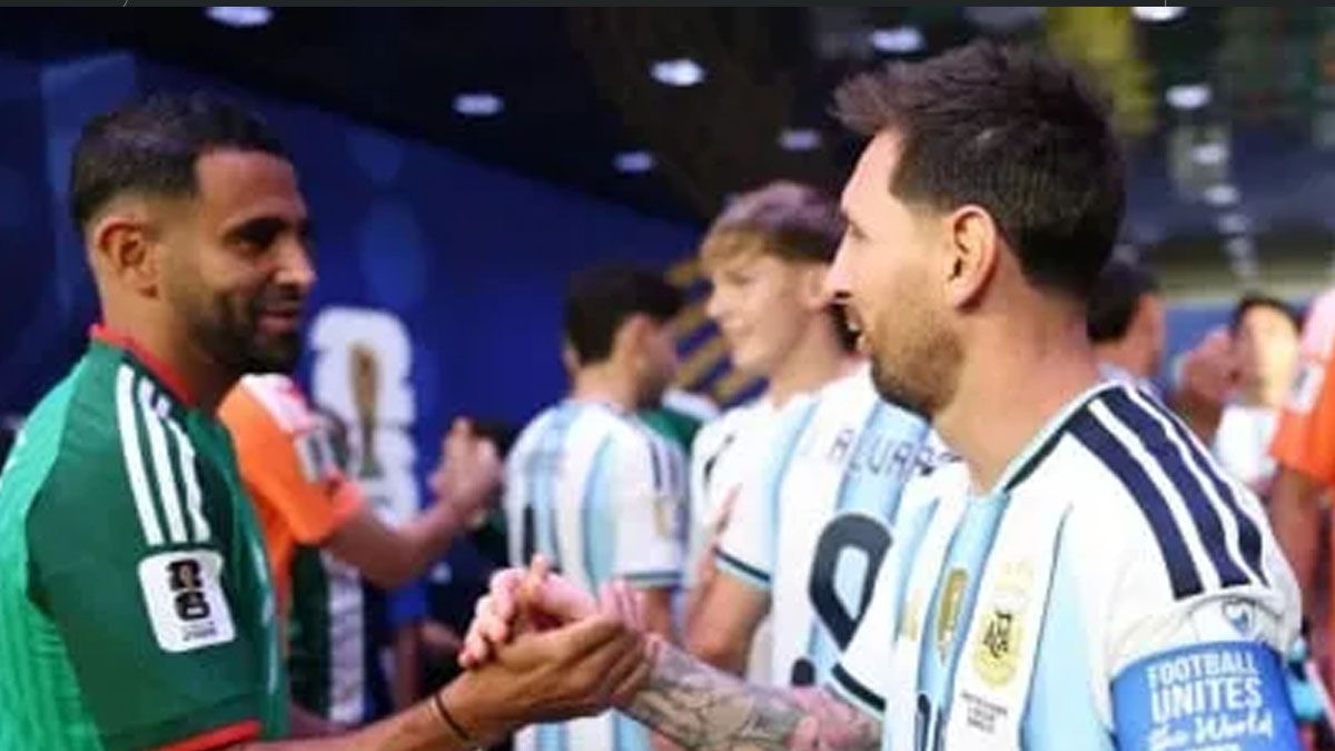 Leo Messi y Riyad Mahrez, saludo cordial en el partido entre la Argentina y Argelia. (Foto: Gentileza TyC Sports)