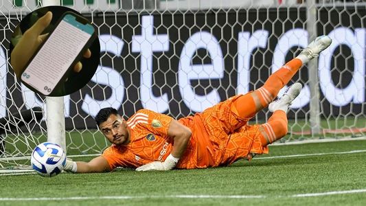 El insólito ritual de un hincha de Boca durante la definición por penales ante Palmeiras