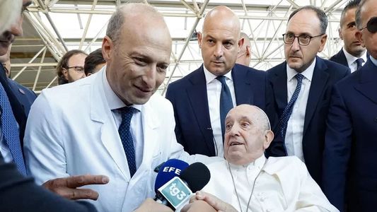 El médico del papa Francisco reveló cómo fueron sus últimos minutos con vida: Tenía los ojos...