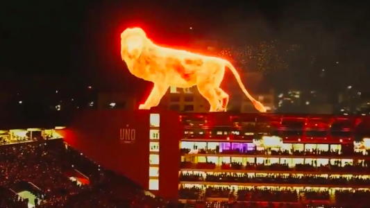 El impactante león de fuego que custodió el nuevo estadio de Estudiantes de La Plata
