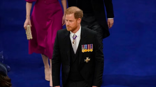 El príncipe Harry participó de la coronación sin Meghan Markle y relegado a un papel secundario