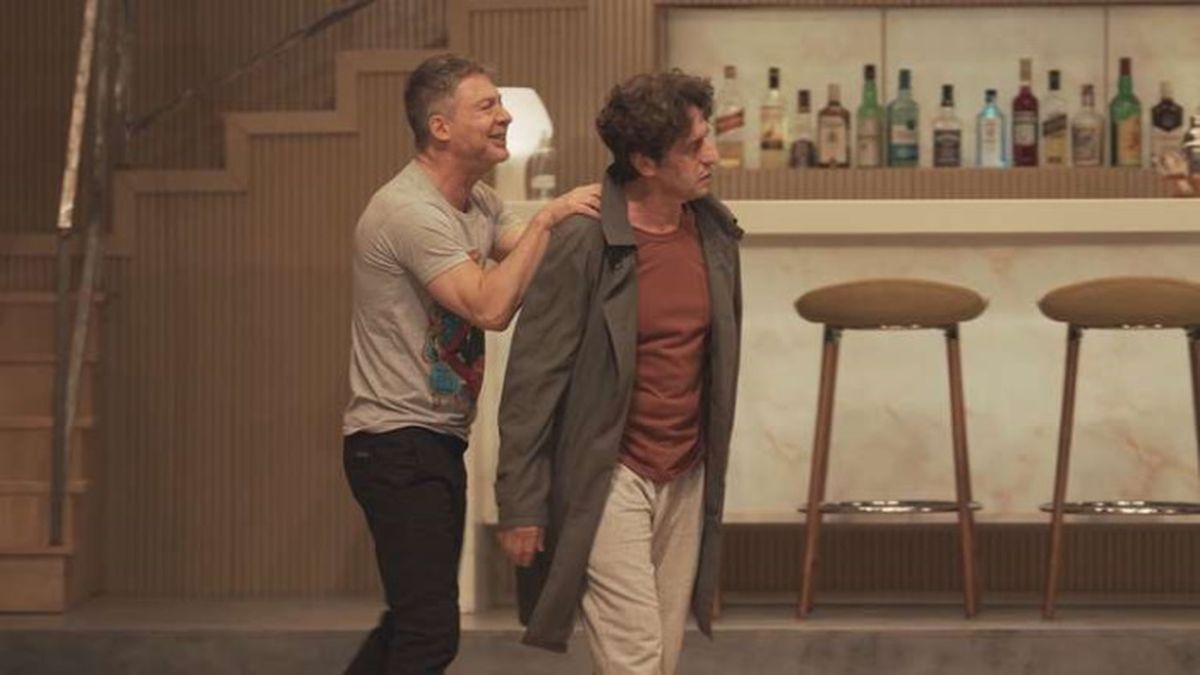 Actualmente Diego Peretti protagoniza Inmanduros junto a Adrián Suar, en el teatro El Nacional de la avenida Corrientes. 