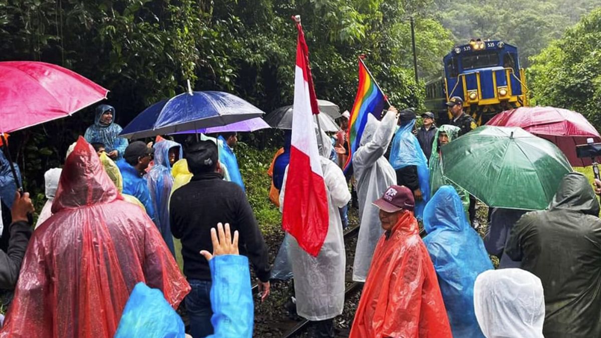 El tren que lleva de Cuzco a Aguas Calientes, el pueblo más cercano a Machu Picchu, está interrumpido. Pobladores bloquean las vías. (Foto: Diario de Cuzco)