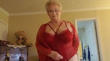 Tiene 70 años, vende fotos eróticas en OnlyFans pero vive el éxito en soledad: Mi familia ya no me habla