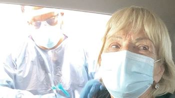 La madre de Yanina Latorre se vacunó contra el coronavirus en Miami