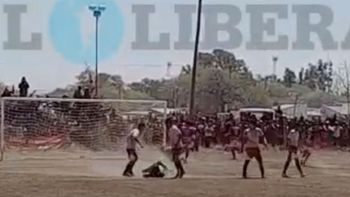 Drama y violencia en el Mundial de Potrero: el estremecedor video de la trompada a un árbitro, que quedó inconsciente