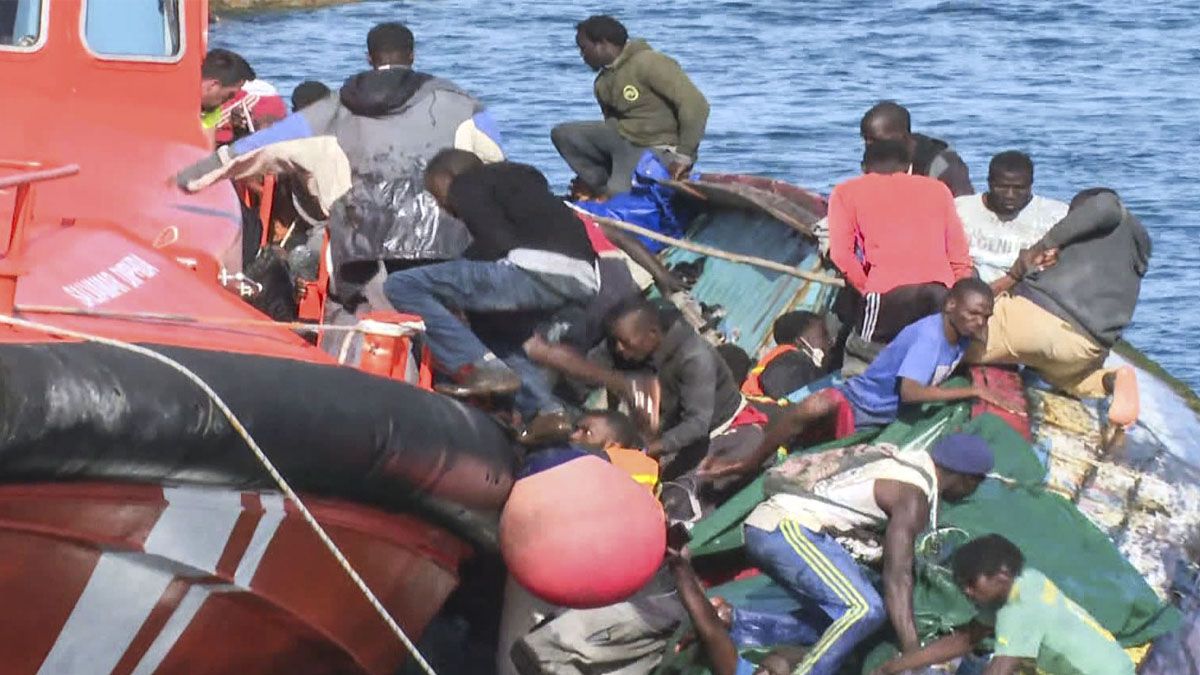 Una embarcación se dio vuelta al momento de poder desembarcar.(Foto: Captura de TV)rar. Hay varios muertos
