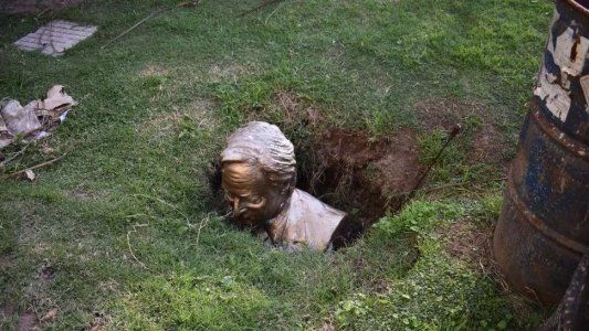 Rompen busto de Néstor Kirchner y lo entierran en un pozo