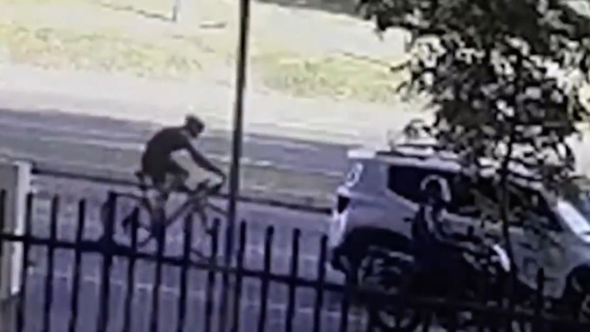 El ciclista colisionó de lleno contra la parte trasera del vehículo.(Foto: captura de video)