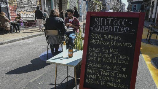 La Ciudad habilitó la apertura de áreas peatonales y los bares ya atienden con mesas en las veredas