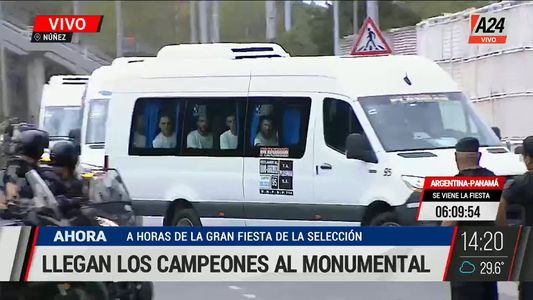 Los jugadores de la Selección Argentina llegaron al Monumental, ovacionados por los hinchas y con una mega custodia