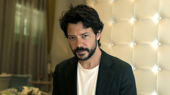 No es La casa de papel: Álvaro Morte se mete en una inquietante historia religiosa y arrasa en Netflix con esta película
