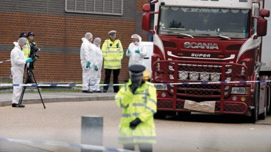 Londres: confirman que las 39 personas encontradas muertas en un camión eran de origen chino