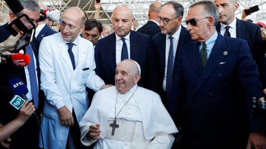 El papa Francisco fue dado de alta: Gracias, recen por mí, sigo vivo