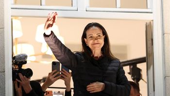 Corina Machado salió al balcón del hotel en Oslo y se mostró en público después de 16 meses