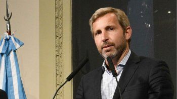 Frigerio asegura que el acuerdo por el Presupuesto está cerca y que analizan gravar los bienes de los argentinos en el exterior