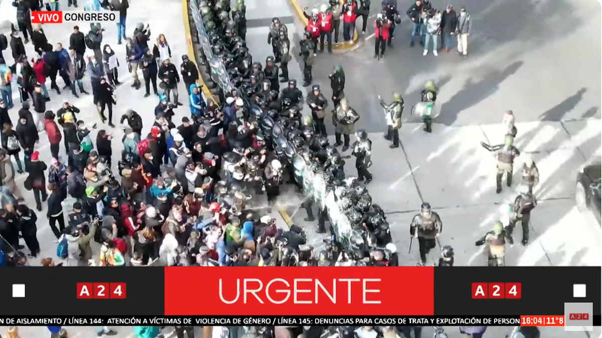 Los manifestantes respondieron con espuma en medio del operativo del protocolo antipiquetes (Foto: captura).
