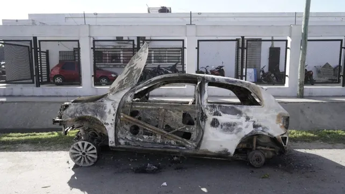 Vehículo calcinado donde se encontraron dos cadáveres