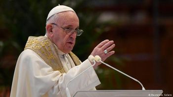 Operaron al papa Francisco de una afección en el colon
