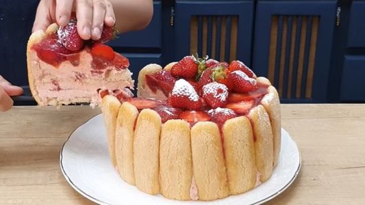 Torta cremosa de frutillas sin horno: la receta fácil, fresca e irresistible para preparar en casa
