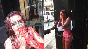 Natacha Jaitt se bañó de sangre sintética frente al juzgado criminal número 45