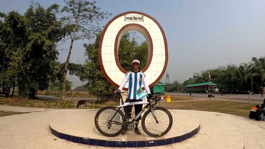 Sigue la locura por Lionel Messi en Bangladesh: un ciclista recorrió 1.003 km en honor a los partidos de su carrera