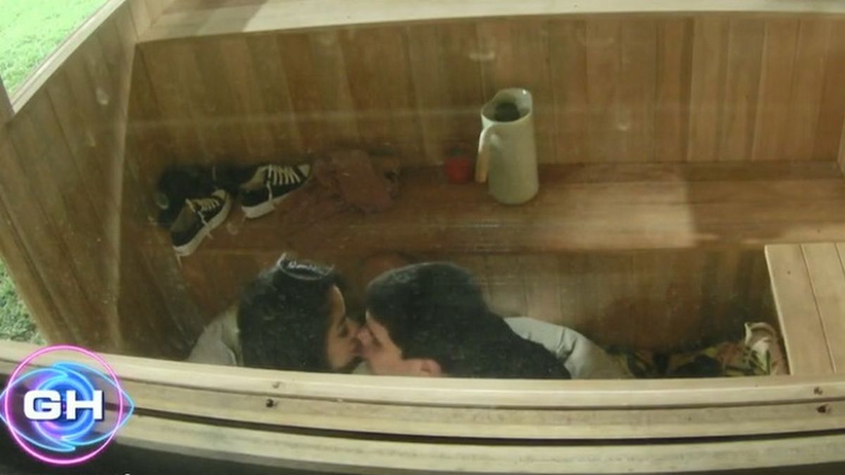 La primera cita rom&aacute;ntica de Daniela y Thiago en el sauna de la casa de Gran Hermano 2022.