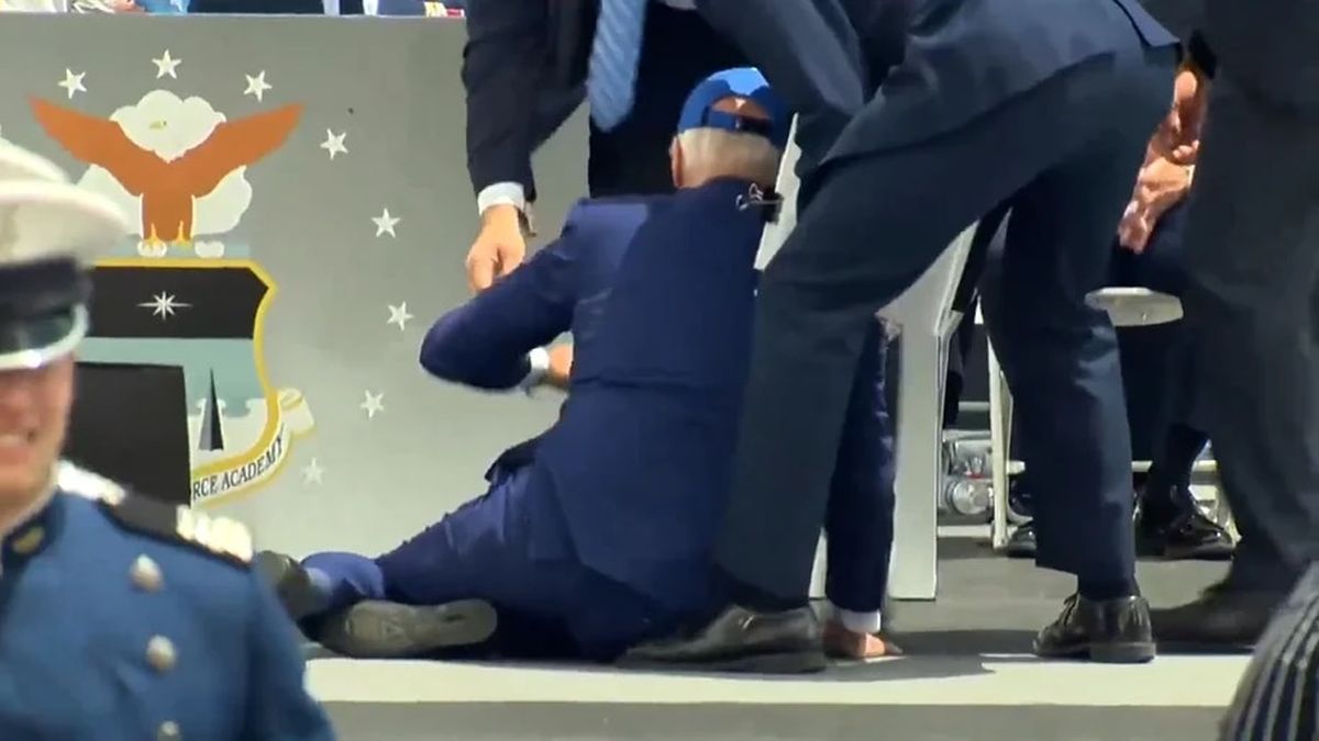 Joe Biden en el piso tras tropezar con el saco de arena. (Foto: Twitter).
