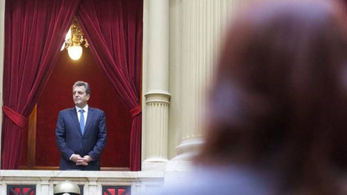 La foto que el equipo de Cristina Kirchner difundió, con la imagen de Sergio Massa de fondo.