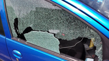 Lo encontró con la amante en su propia cama y le dejó el auto peor que si cayera granizo