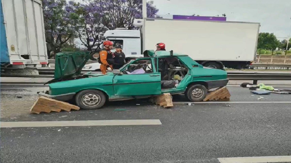 En el lugar trabajan bomberos y efectivos de la Policía de la Ciudad.&nbsp; Foto: captura de Tv.&nbsp;