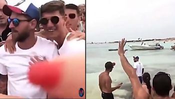 Messi causó furor en Ibiza: la gente lo acompañó hasta el mar