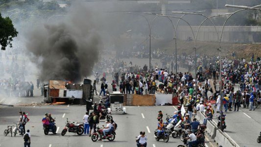 Tiros, corridas y traslados de heridos en moto: postales de una Venezuela convulsionada