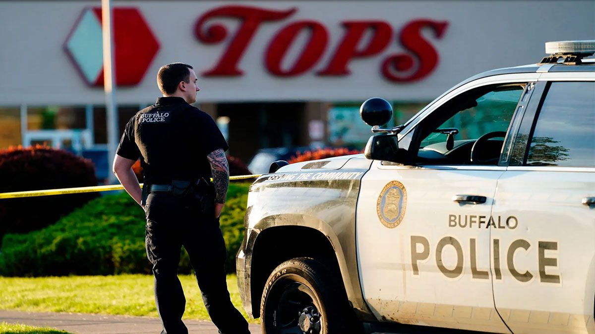 La policía todavía sigue con la recolección de pruebas en el supermercado de la masacre (Foto: AP)