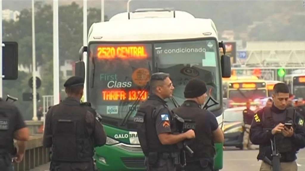 El momento en que los francotiradores mataron al secuestrador del micro en Brasil