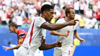 Polémica: Noruega reclamó que la pelota pegó en un cable de la cámara antes del empate de Inglaterra
