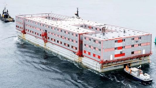 Bibby Stockholm, el polémico barco de Inglaterra al que acusan de cárcel flotante