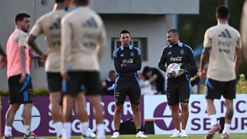 Con plantel completo, Lionel Scaloni ajusta los últimos detalles para el partido de la Selección argentina ante Paraguay. (Foto: Reuters)