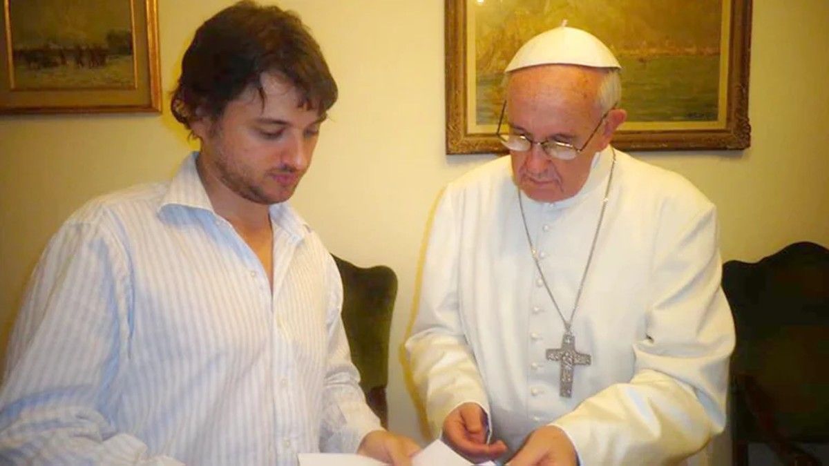 El dirigente social Juan Grabois junto al Papa Francisco.&nbsp;