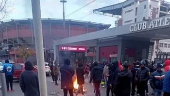 Un grupo de hinchas de Lanús incendió ruedas en las inmediaciones del estadio. Un grupo de hinchas de Lanús incendió ruedas en las inmediaciones del estadio.