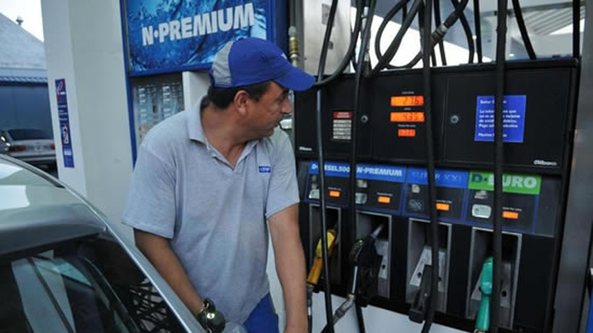 Mediante un decreto se estableci&oacute; un nuevo cronograma para subir los impuestos fijados para los combustibles (Foto: archivo).