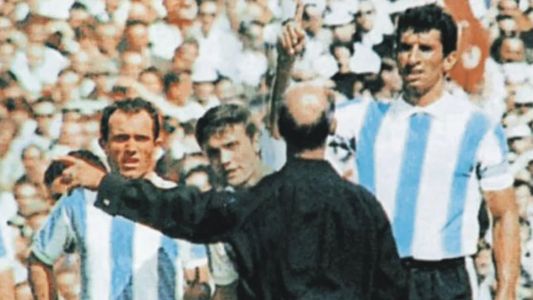 Murió la Reina Isabel II: el día que Antonio Rattín fue expulsado y humilló a la corona británica